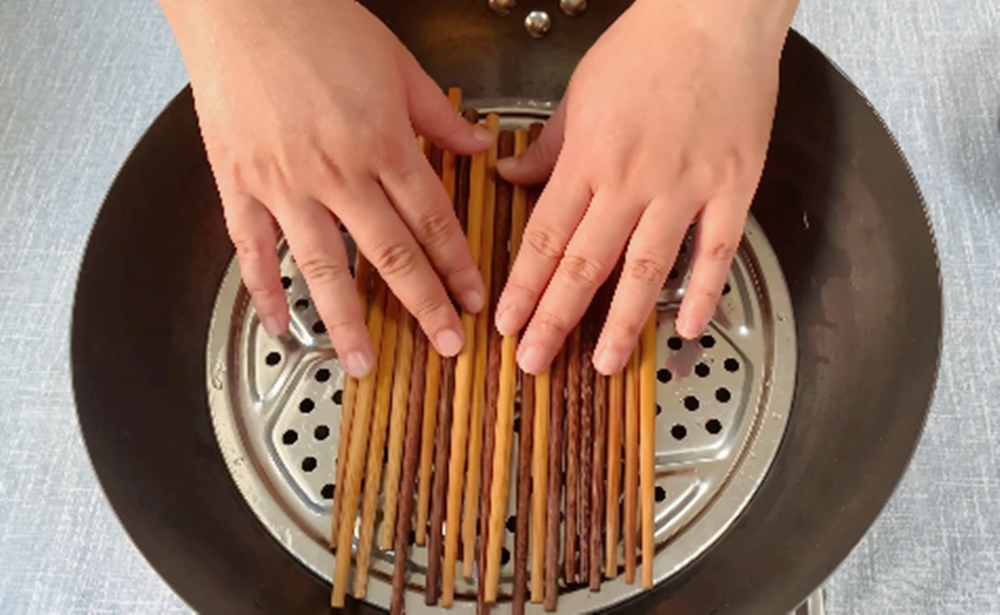 筷子只用清水比不洗还脏，大厨教你一招，筷子杀菌消毒，一步到位