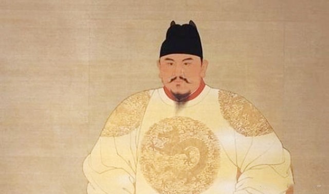 一个小官遇见了朱元璋，不认识朱元璋还跟他喝酒，结果官升十级