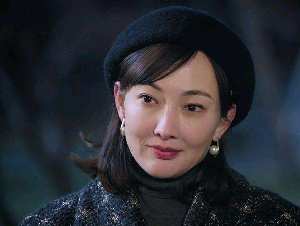 牛莉春晚大衣(牛莉:春晚一件粉红色大衣拍卖3万2引争议?