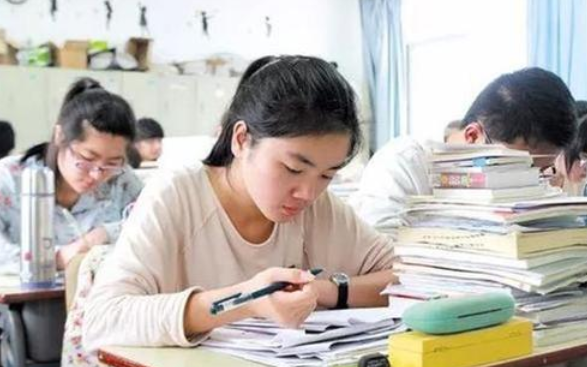 高考“最牛钉子户”梁实上热搜，54岁备战25次高考，被嘲当代范进