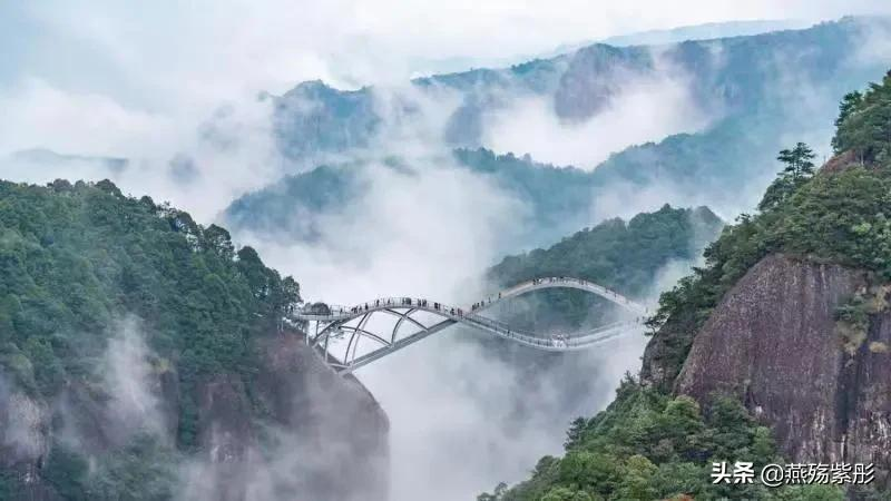 空山新雨后,景色分外娆,竹筏水上行,诗意盎然时,你心动了吗?