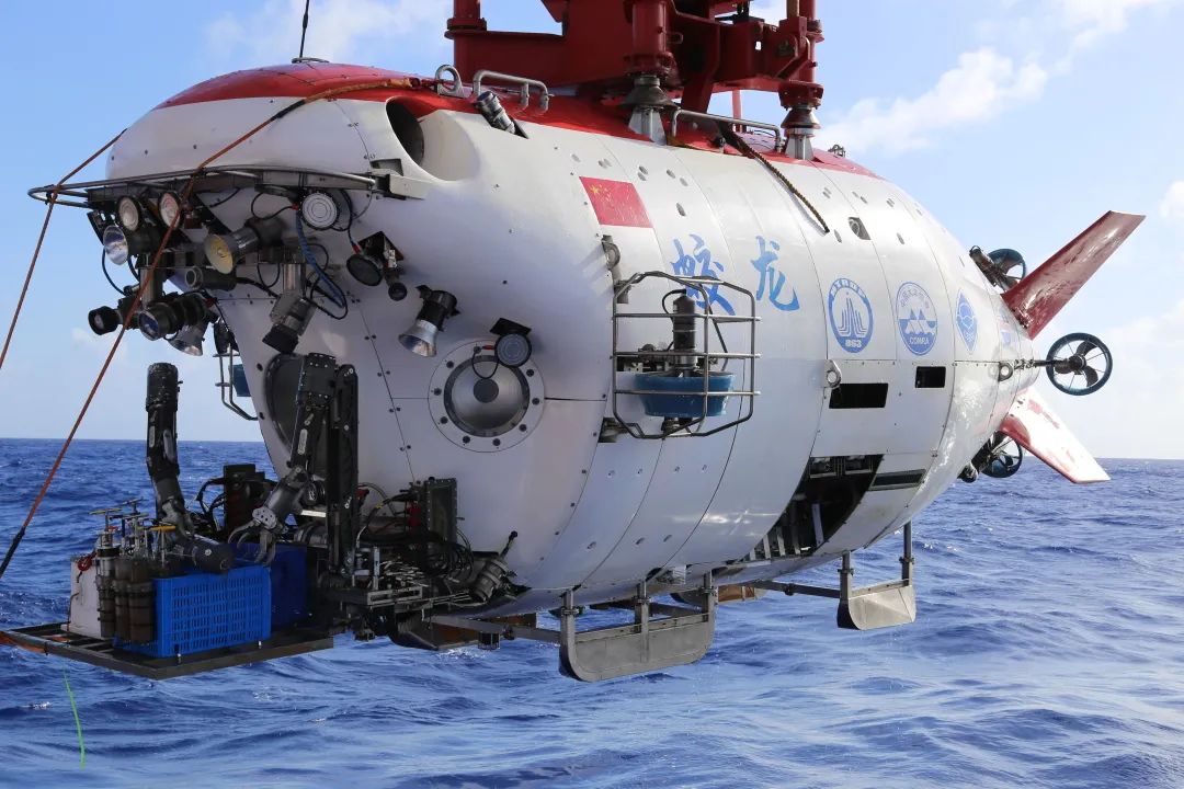 随着中国的蛟龙号载人潜水器研发出来,我国也终于能够进行马里亚纳