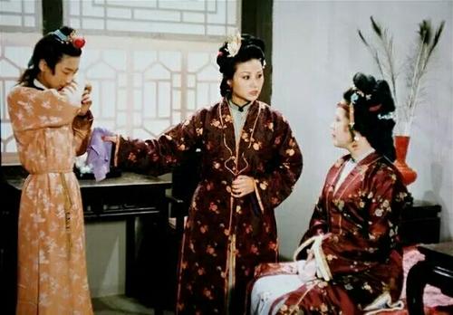 宝玉被烫伤，王夫人为何当众责骂赵姨娘？王熙凤：这个女人太贪婪