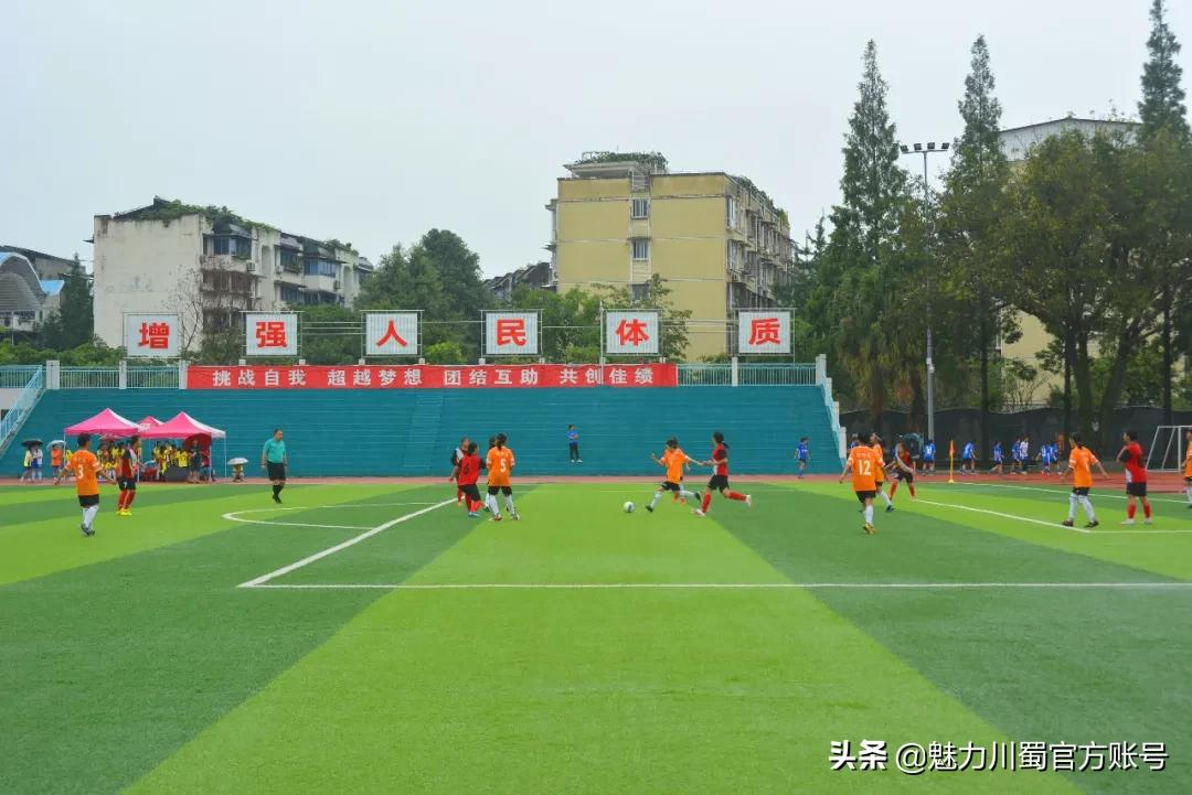 四川省江油中学:雨中足球赛开踢!“足球少女”太帅了