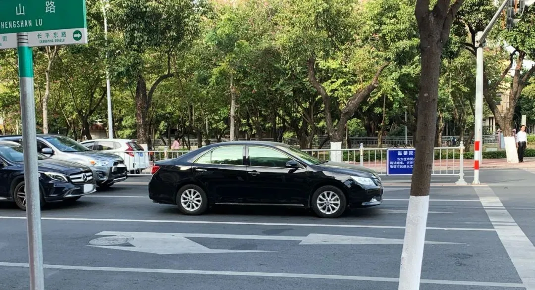 “直行+右转”车道上，到底应该谁让谁？看完就懂了