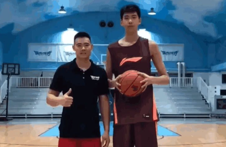 中国有哪些nba篮球运动员(目前中国篮坛最高的十大球员)