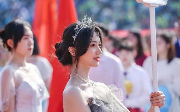 青岛大学运动会“举牌女生”火了，侧脸宛如明星，学校宣传费省了
