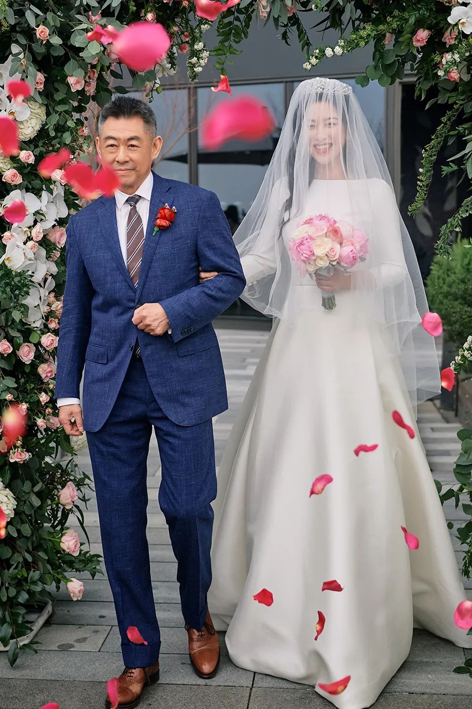 朱珠婚礼戴Tasaki，新郎戴百达翡丽，结婚珠宝腕表怎么配？