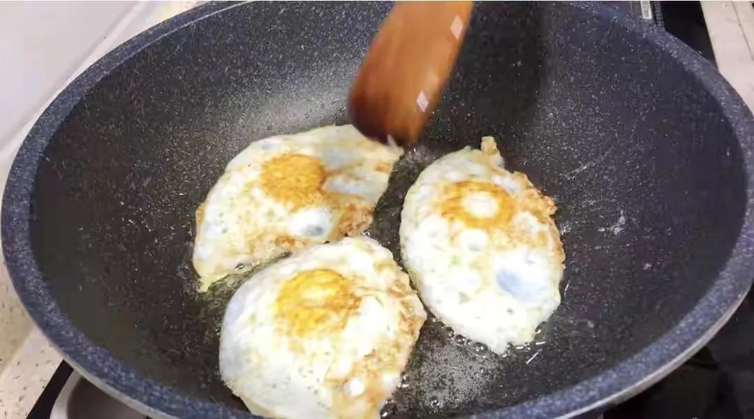 降温又下雨，用鸡蛋和萝卜给家人做一道菜，吃完热乎乎的，真舒服