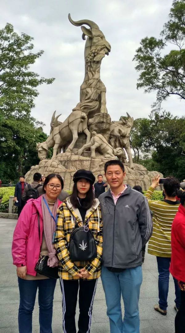 广西一高校大学生“挡刀”感动全国，父亲在17年前也……