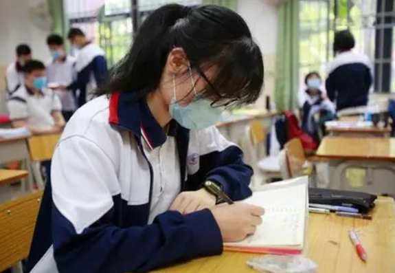 初中生发型“新规定”，男生乐意接受，女生表示丑出新高度