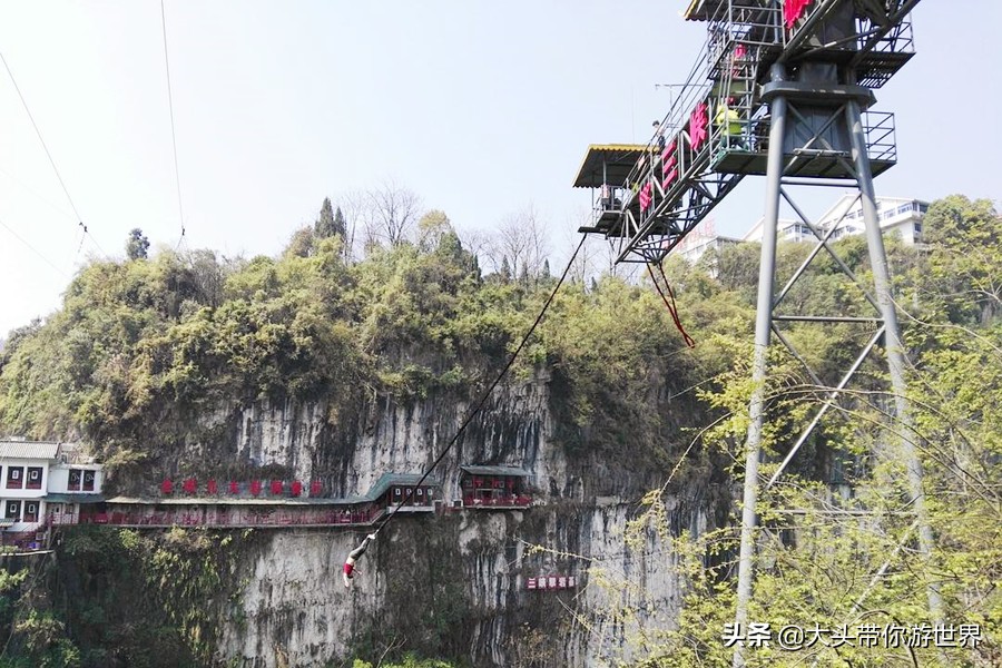九,澳门蹦极塔蹦极塔跳台高度233米,要签生死状的蹦极点,费用为每人次