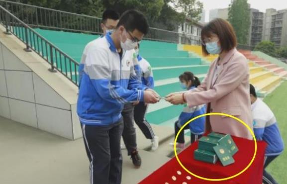 准大学生开学前，要准备好“一档三证”，其中一证男生务必要准备