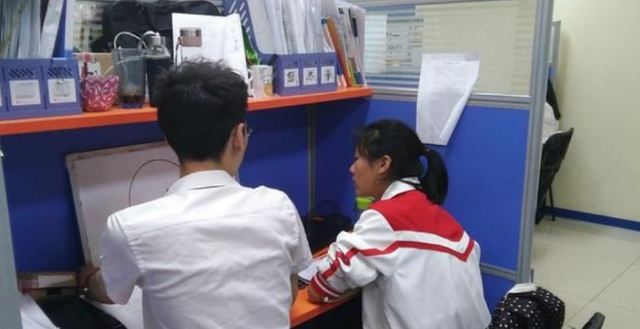 贵阳一父亲花14万给孩子辅导，高考成绩出来后，引网友热议