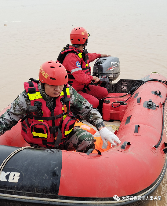 洪水肆虐大荔退役军人应急救援突击队转移群众240人