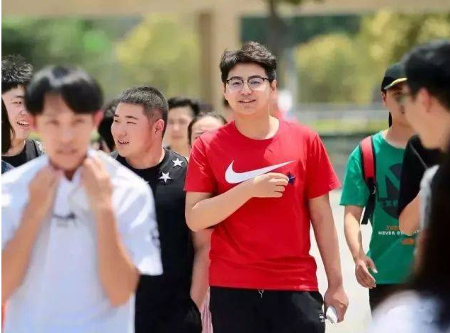 高考生迎来“坏消息”，考试难度增大、复读空间缩小，学生为难