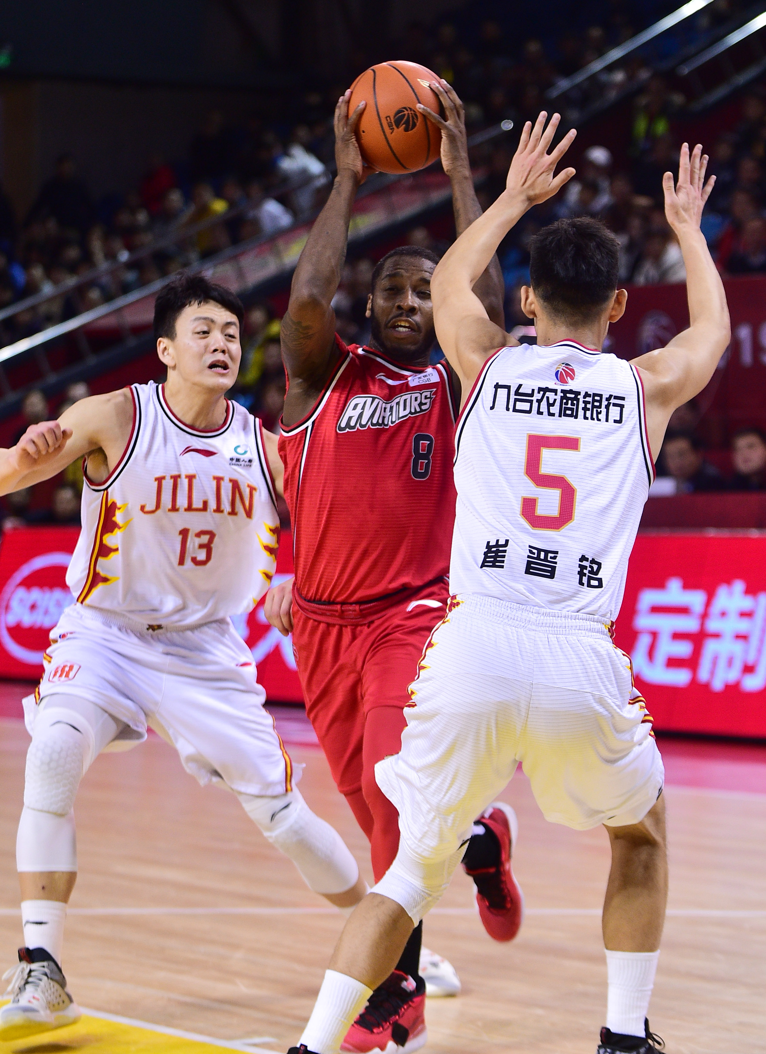 为什么cba球衣那么多广告(堪比NBA水准，又不失城市特色，让CBA各支俱乐部惭愧的球衣设计)