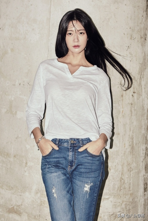 克拉拉变身“清纯大学生”，白衬衫搭牛仔裤秀长腿，简单却高级