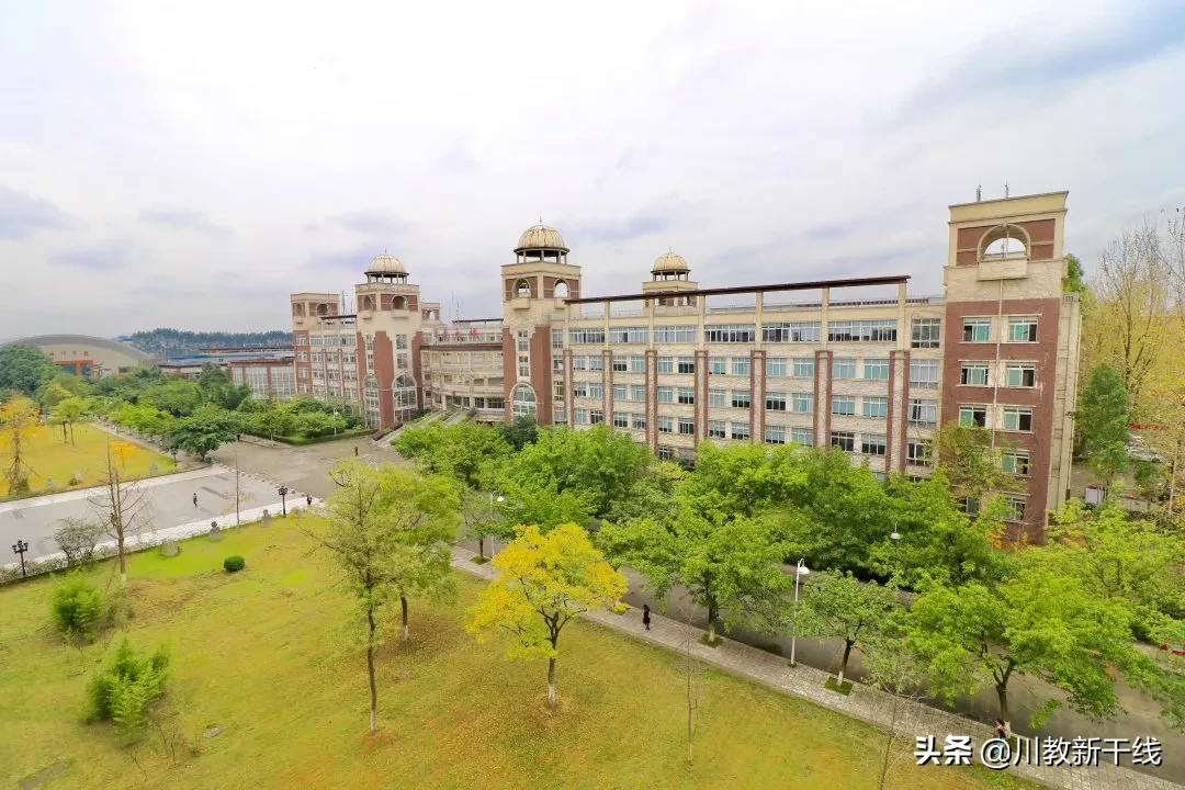 邓忠君：扎根四川大学锦城学院学生农场的“现代农夫”