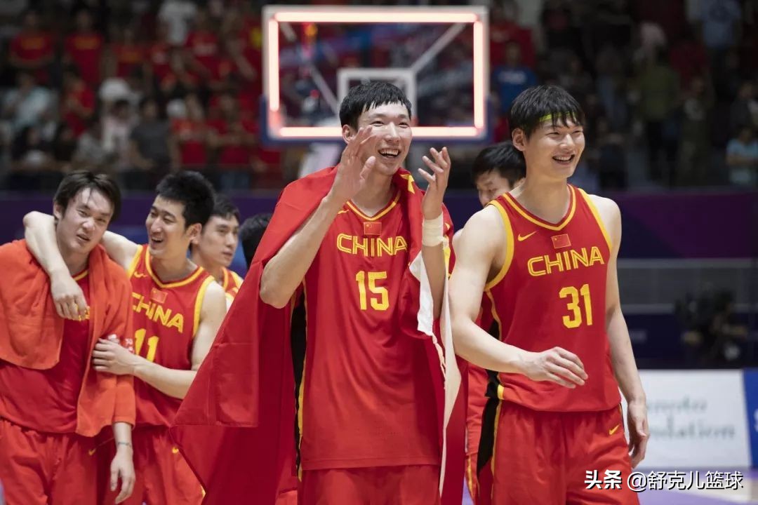 周琦nba为什么被炒(周琦在国内CBA被各队哄抢，为何会被NBA退回，他有什么致命弱点？)