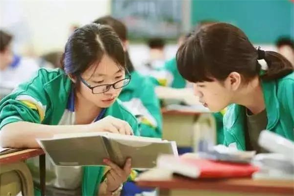 高考后才懂，普通班当鸡头和重点班当凤尾的差距，幸好当初选对了