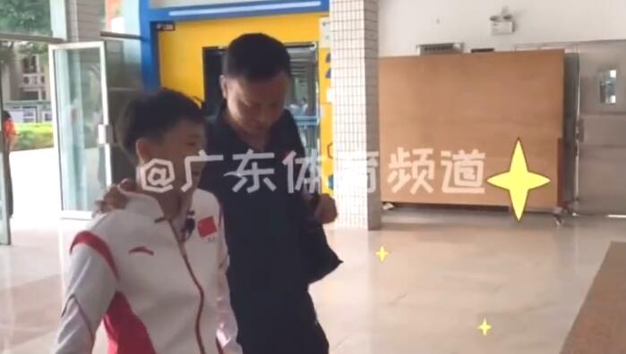 太火！全红婵造访中学，何教练背包跟随，小哥哥击掌激动握拳：爽
