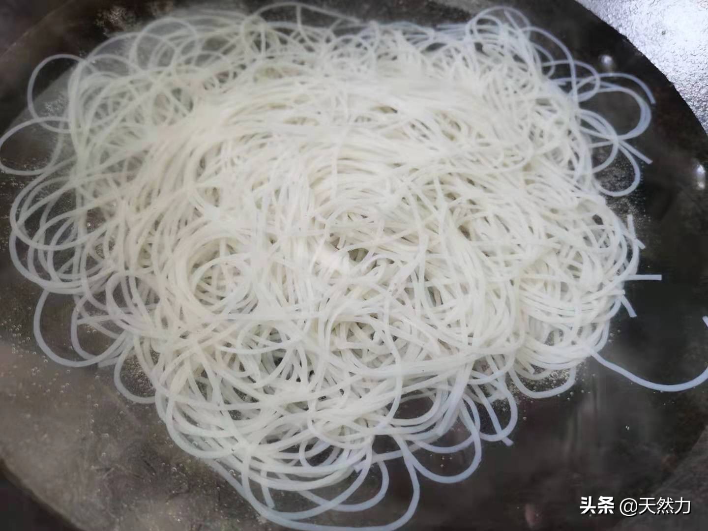 白菜猪肉炒粉条，酒店的做法，家常的味道，简直太美味了