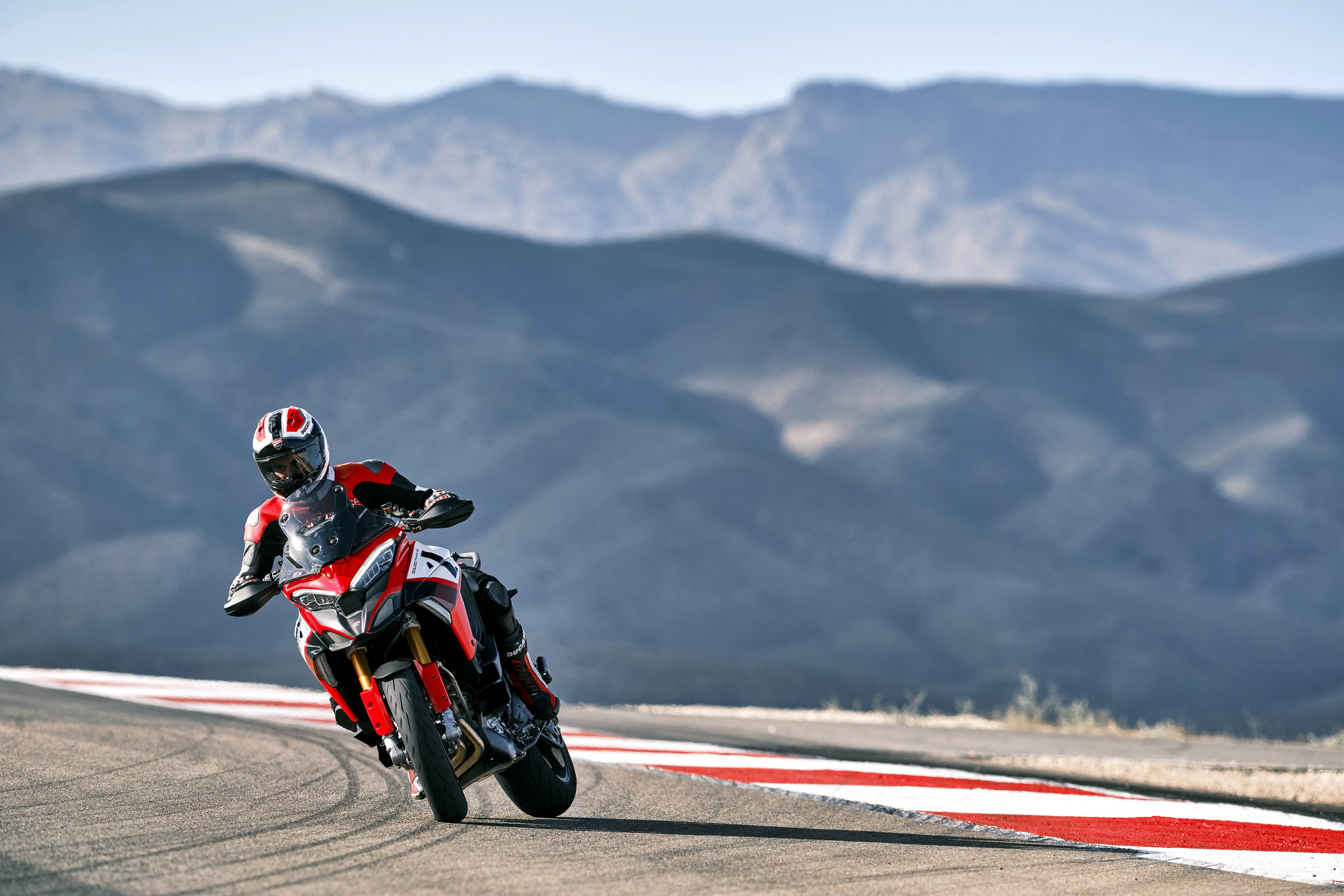 杜卡迪 2022 Multistrada V4 派克峰版 户外特写