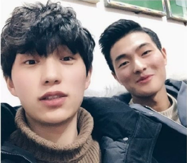 听说丑的男生找个女朋友就会变帅，你不信？来看看这几个小哥哥