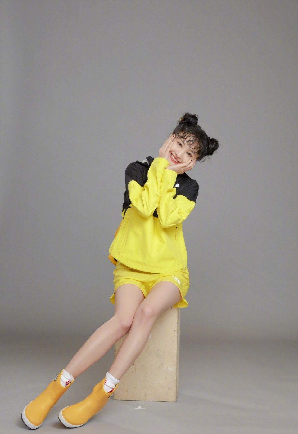 今年夏天最减龄的扎发,叫"泡面刘海丸子头",郑爽都上头了