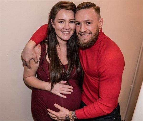 嘴炮康纳和妻子的故事图片 _飞翔号