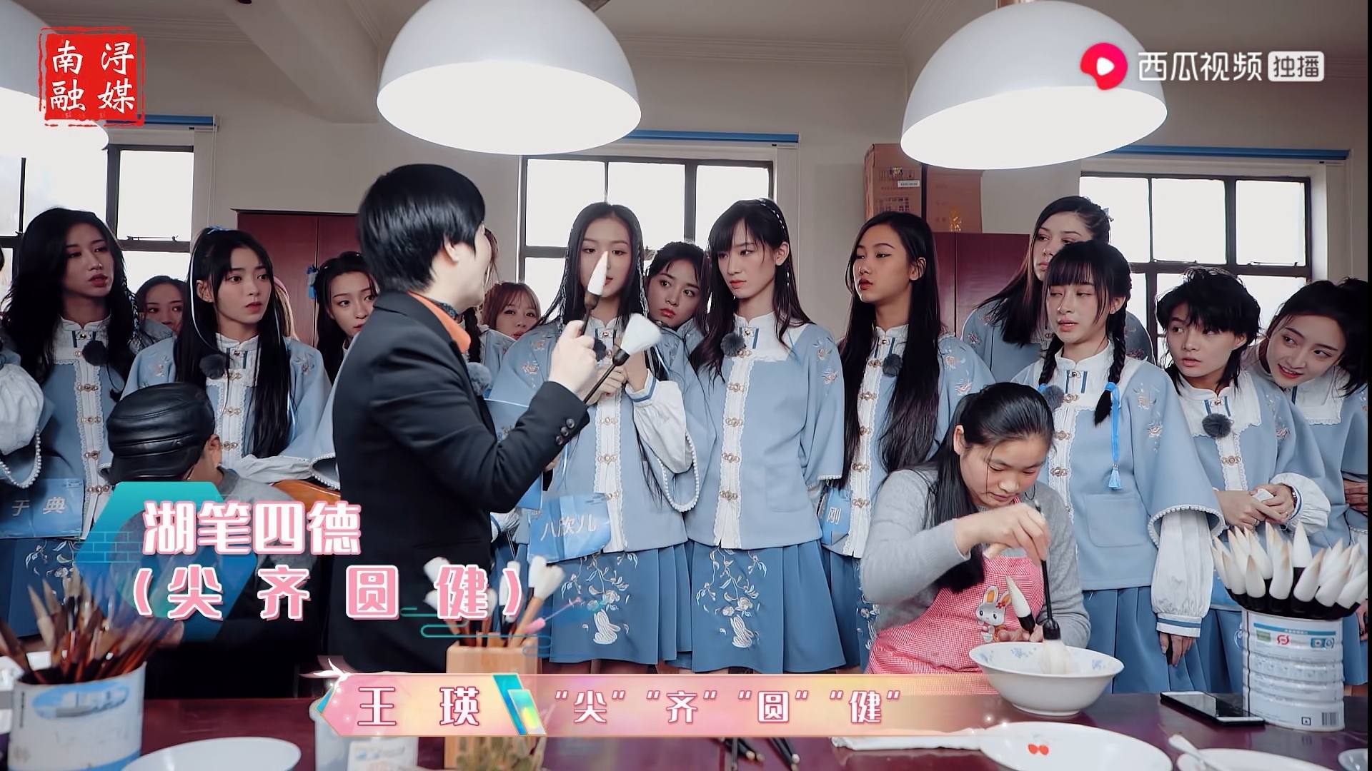 张雪峰离开大城市，白岩松向往小村庄，背后原因刺痛无数人的心