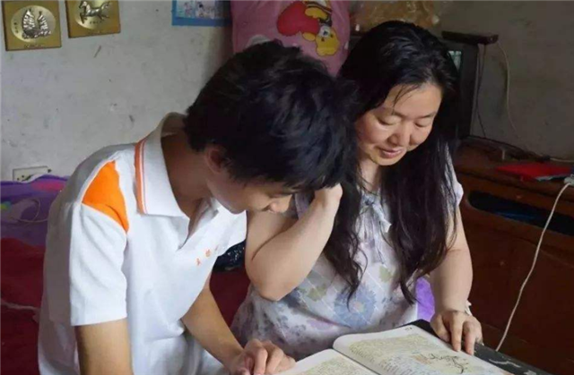 捡废品照顾瘫痪母亲，以744分考入清华3年的庞众望，现状如何