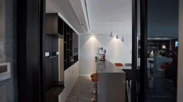 改变墨守成规的布置，她坚持把沙发背景改成矮墙，真是通透又美观