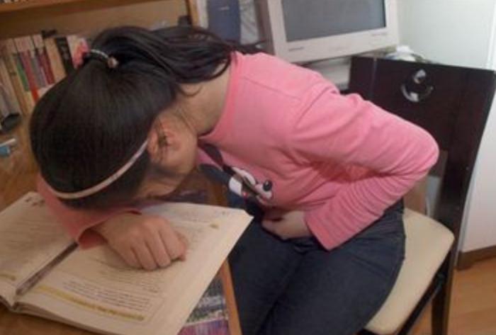 小学女厕出现月经提示牌，家长却大惊小怪，小学来月经正常吗？