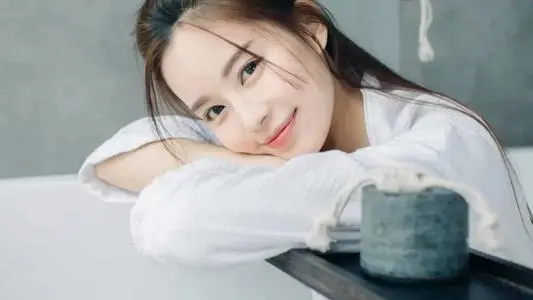 男人很喜欢你，会情不自禁做出一些粘人的小动作，藏不住