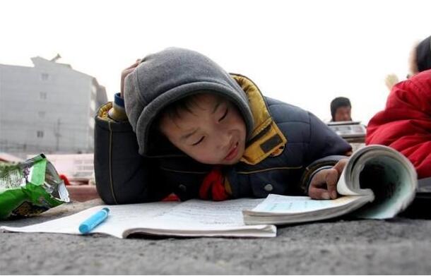 教育部禁止公开学生成绩排名，虽保护了学生自尊心，家长却不买账