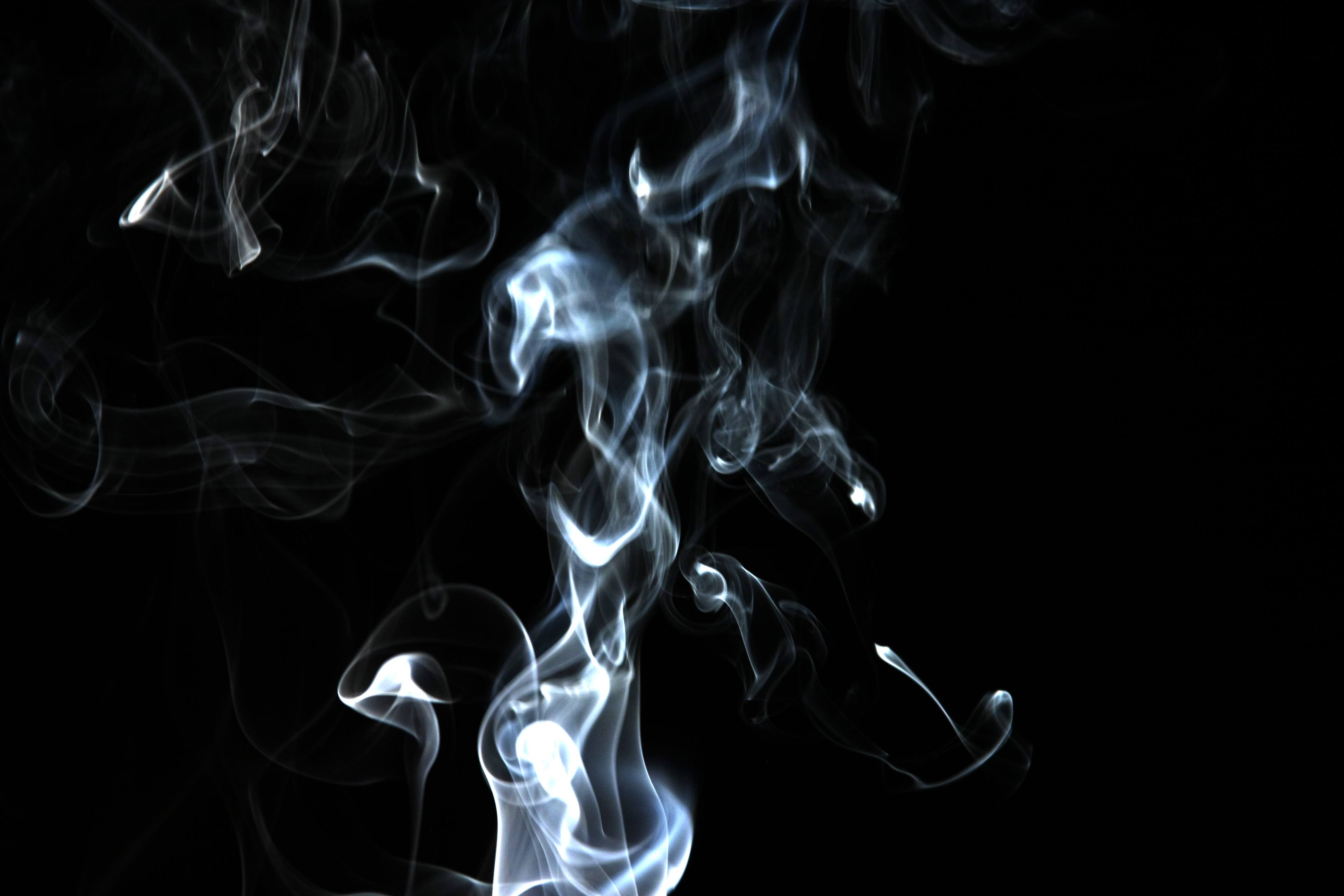 有种倒流香，为何会出现香烟倒流的现象，专家说：谜底不复杂