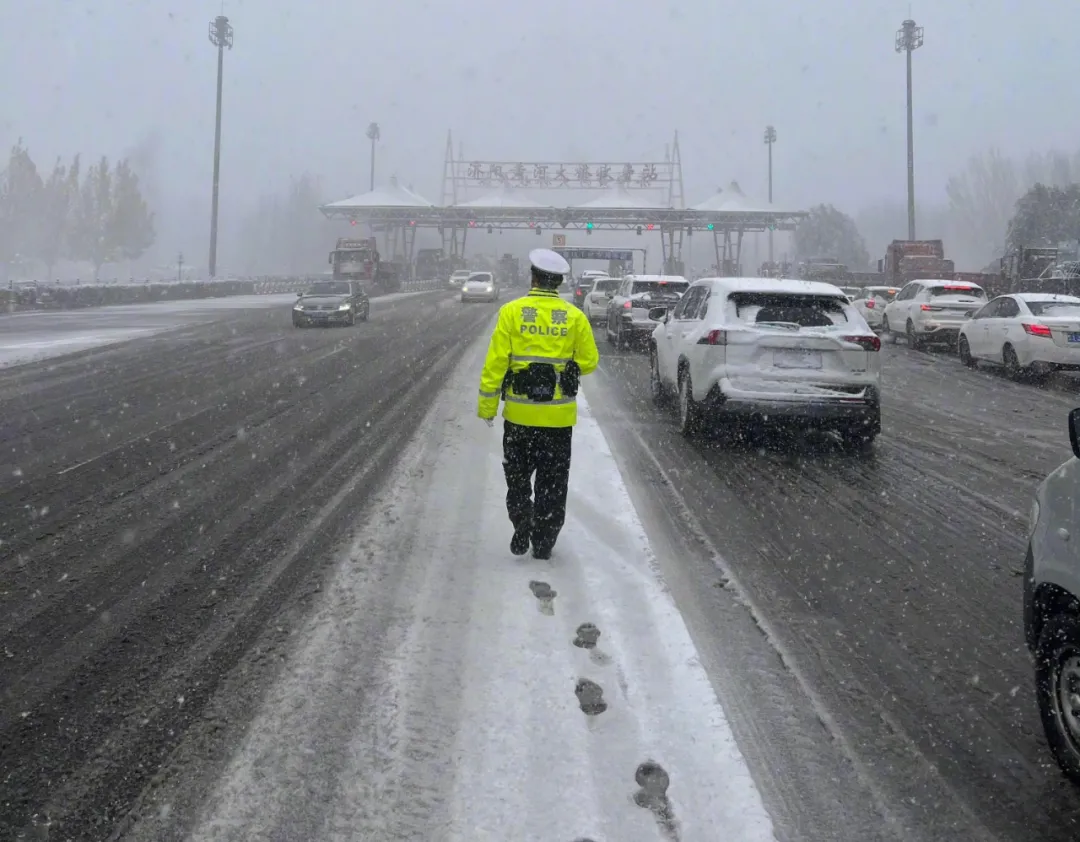 雨雪中的守护：济南公安化身成为风雪中的最美警色