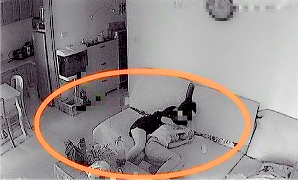 5年级男孩约女同学来家玩，监控拍到这画面，爸爸气红了脸