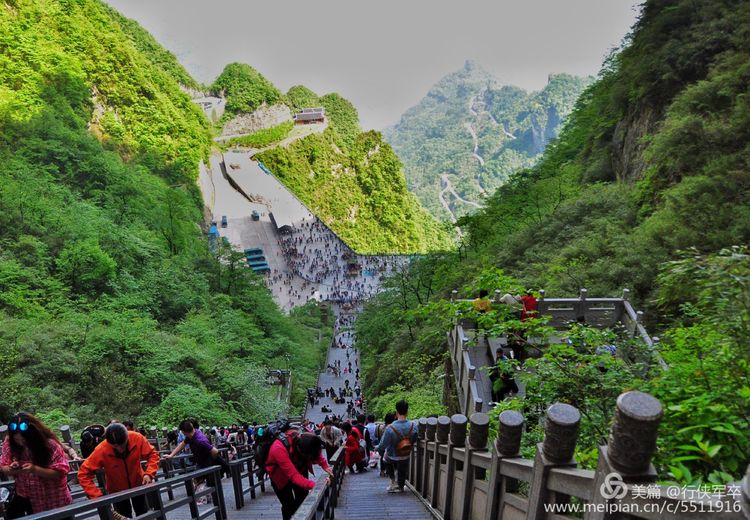 玉壶峰下松涛起，天界佛国掸尘埃！走遍千山万岭，唯天门山独有