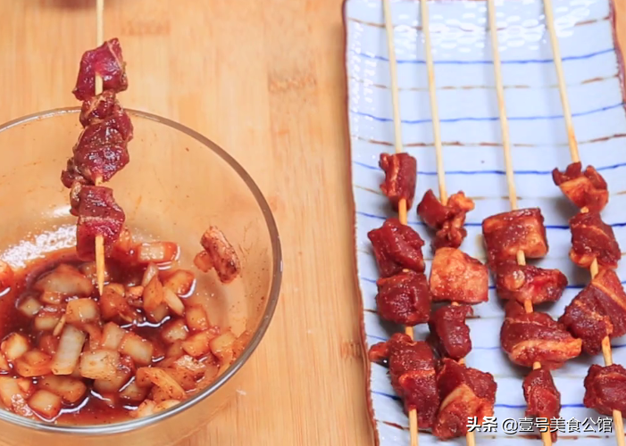 在家教你做香辣孜然羊肉串，外焦里嫩，美味又解馋，家人都爱吃