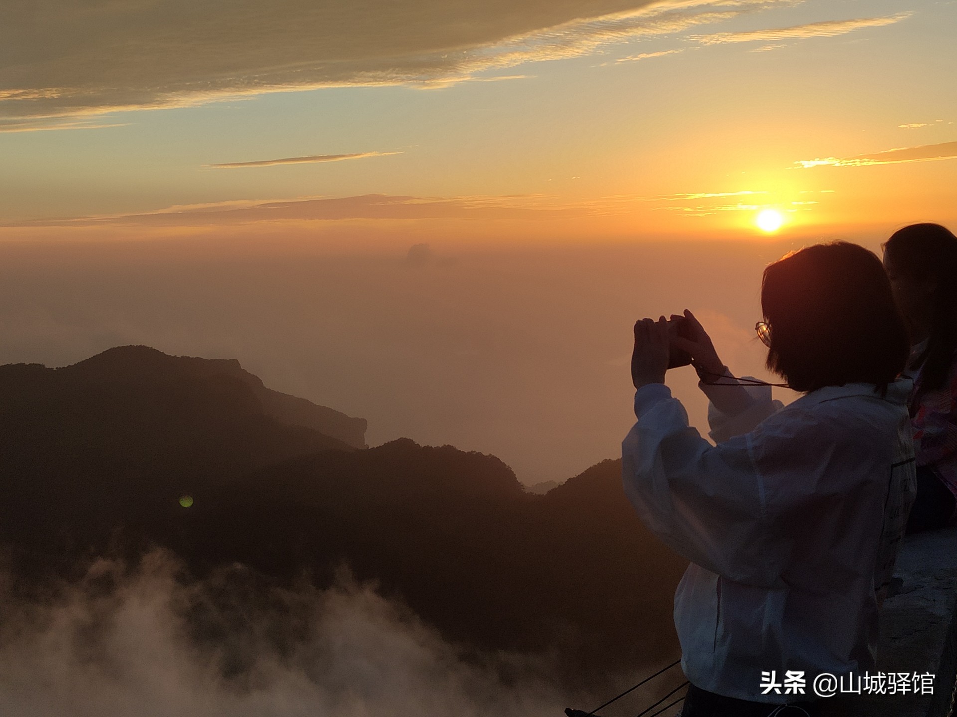 一山跨川渝，一脚踏四地，全国八大佛教圣地之一，露营看星空一绝