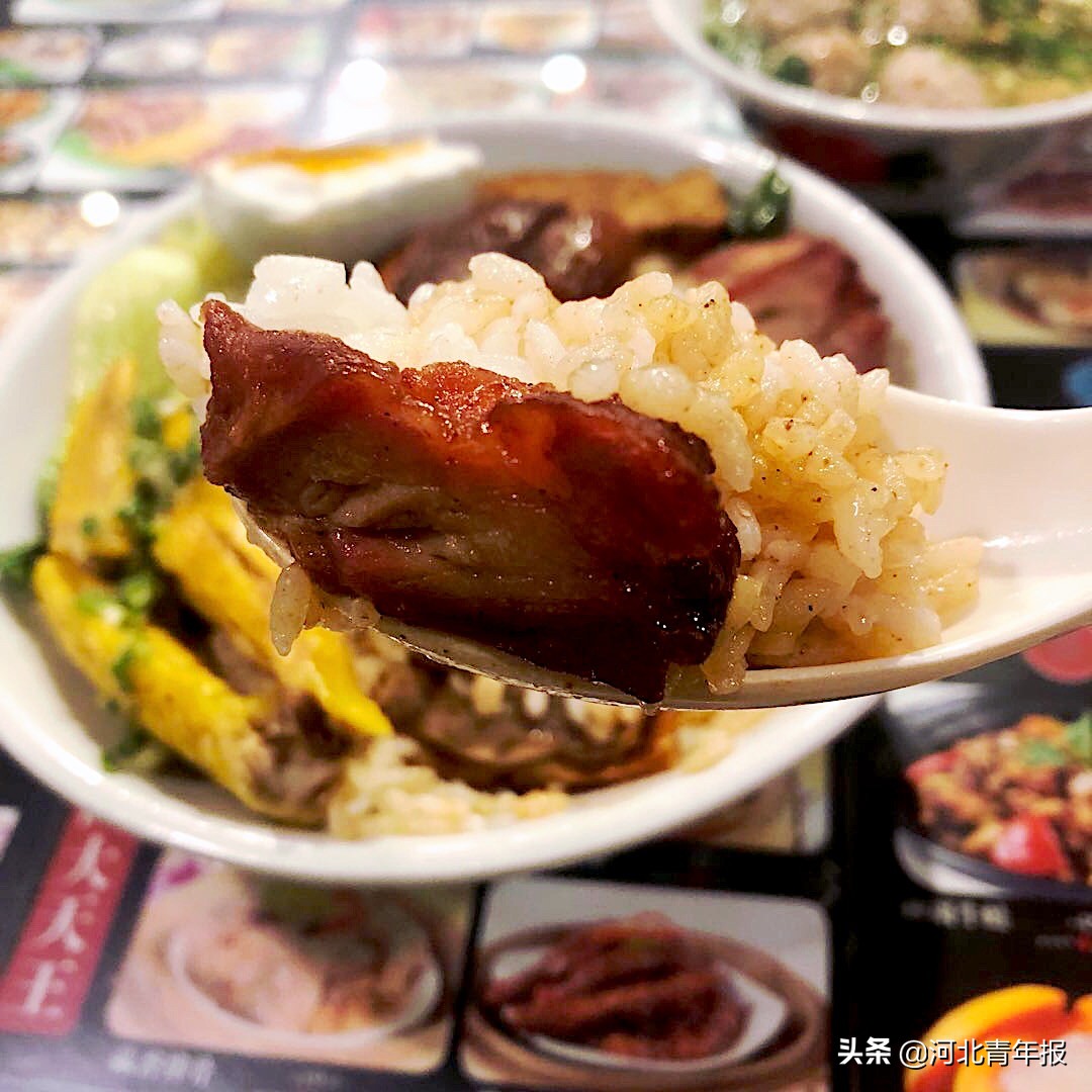 咸蛋三宝饭、鲜虾云吞面、鲜虾烧卖、罗汉斋肠粉……石家庄中山路上的这家港式茶餐厅，餐食让人吃到扶墙走