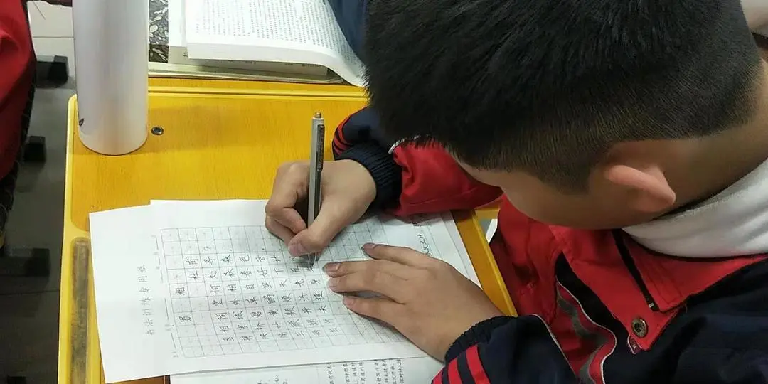 邯郸：临漳县邺城中学高二年级举行硬笔书法比赛