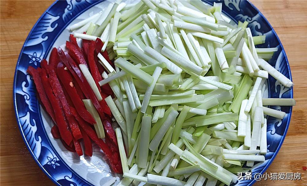 做韭黄炒肉丝时，一定多加这一步，韭黄鲜嫩脆爽不出水，味道也好