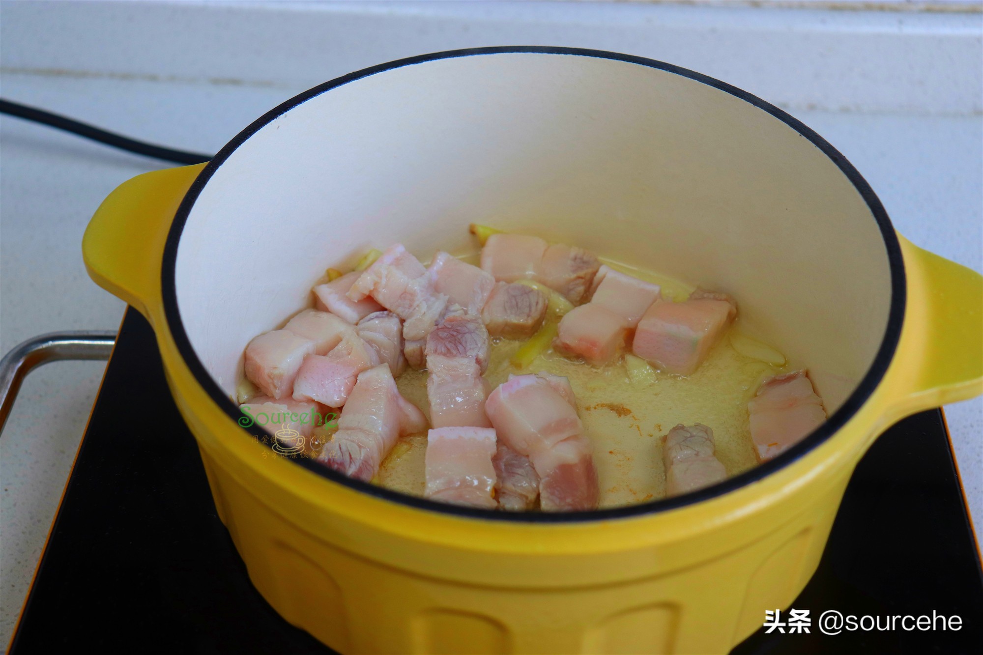 五花肉和土豆是天生一对，简单炖一炖，香飘四溢，入口即化