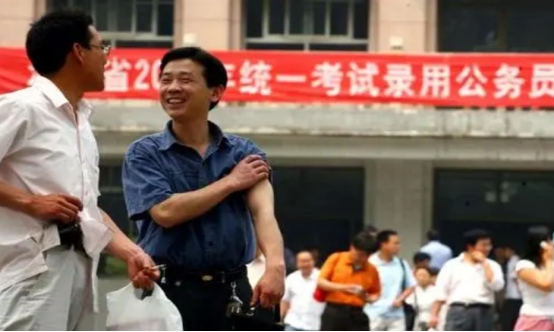 文科生注意，大学选择四个专业，考公务员难度小，竞争压力也很小
