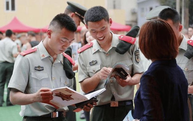 大学生当兵分等级，级别越高待遇越高，想要参军的大学生要知道