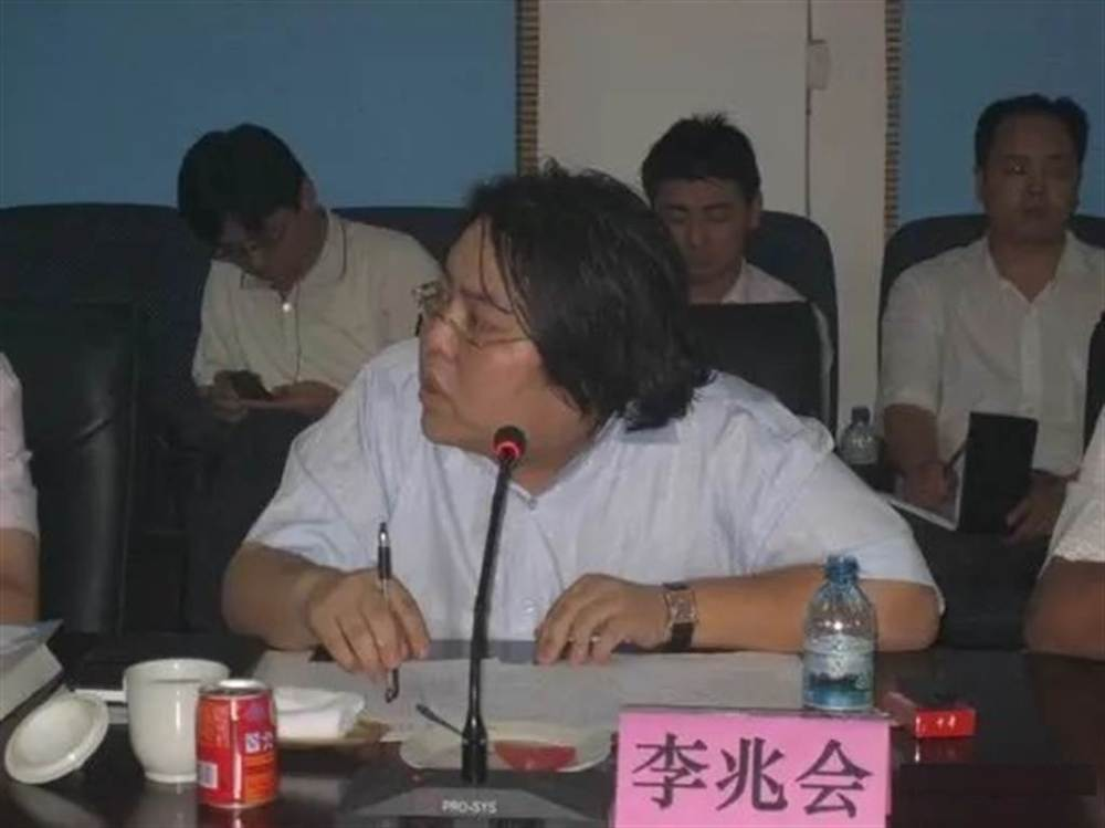山西首富魔幻人生：父亲被枪杀、迎娶女明星、如今全民都想活捉他